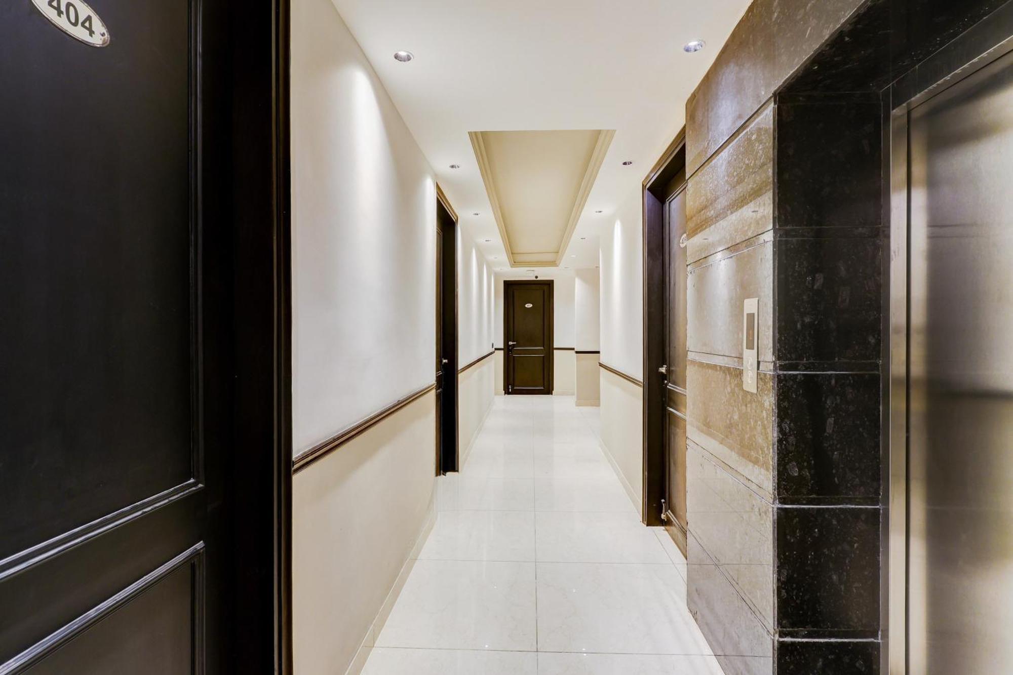 Отель Super Townhouse Oak Udyog Vihar Гургаон Экстерьер фото
