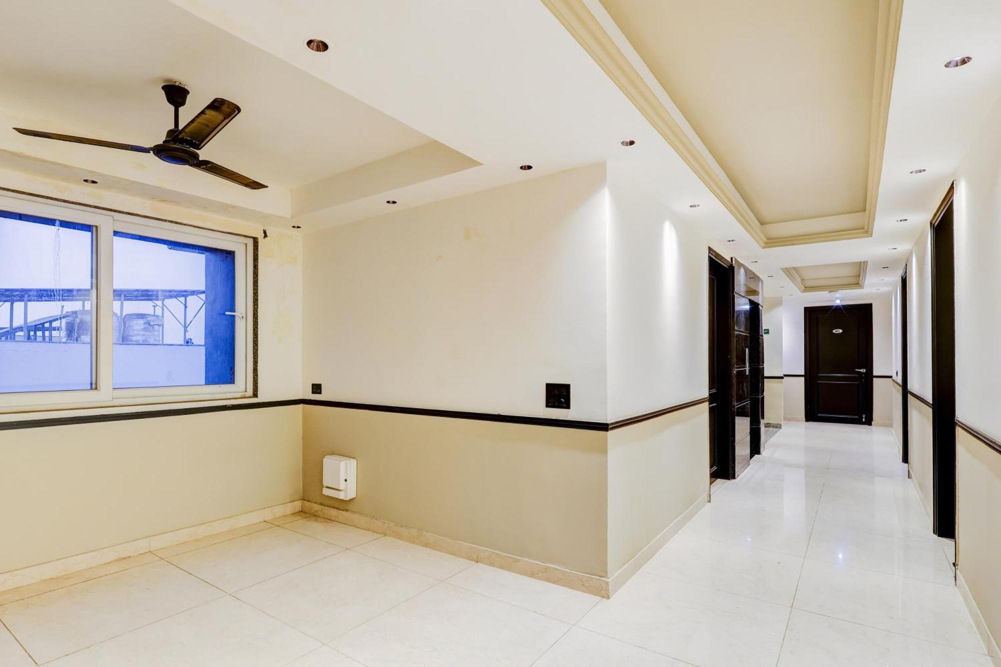 Отель Super Townhouse Oak Udyog Vihar Гургаон Экстерьер фото