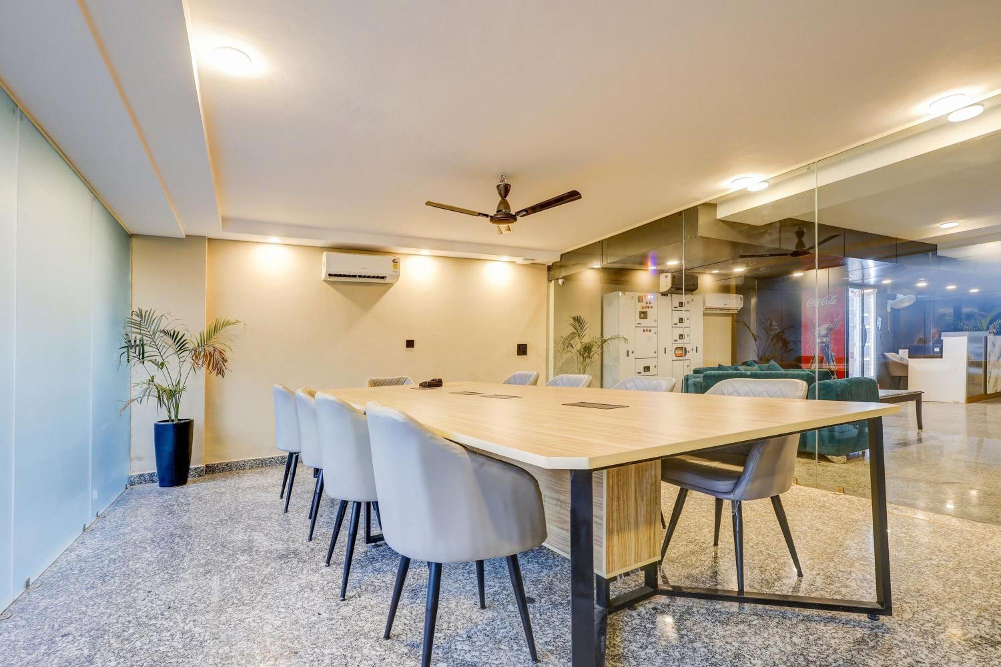 Отель Super Townhouse Oak Udyog Vihar Гургаон Экстерьер фото