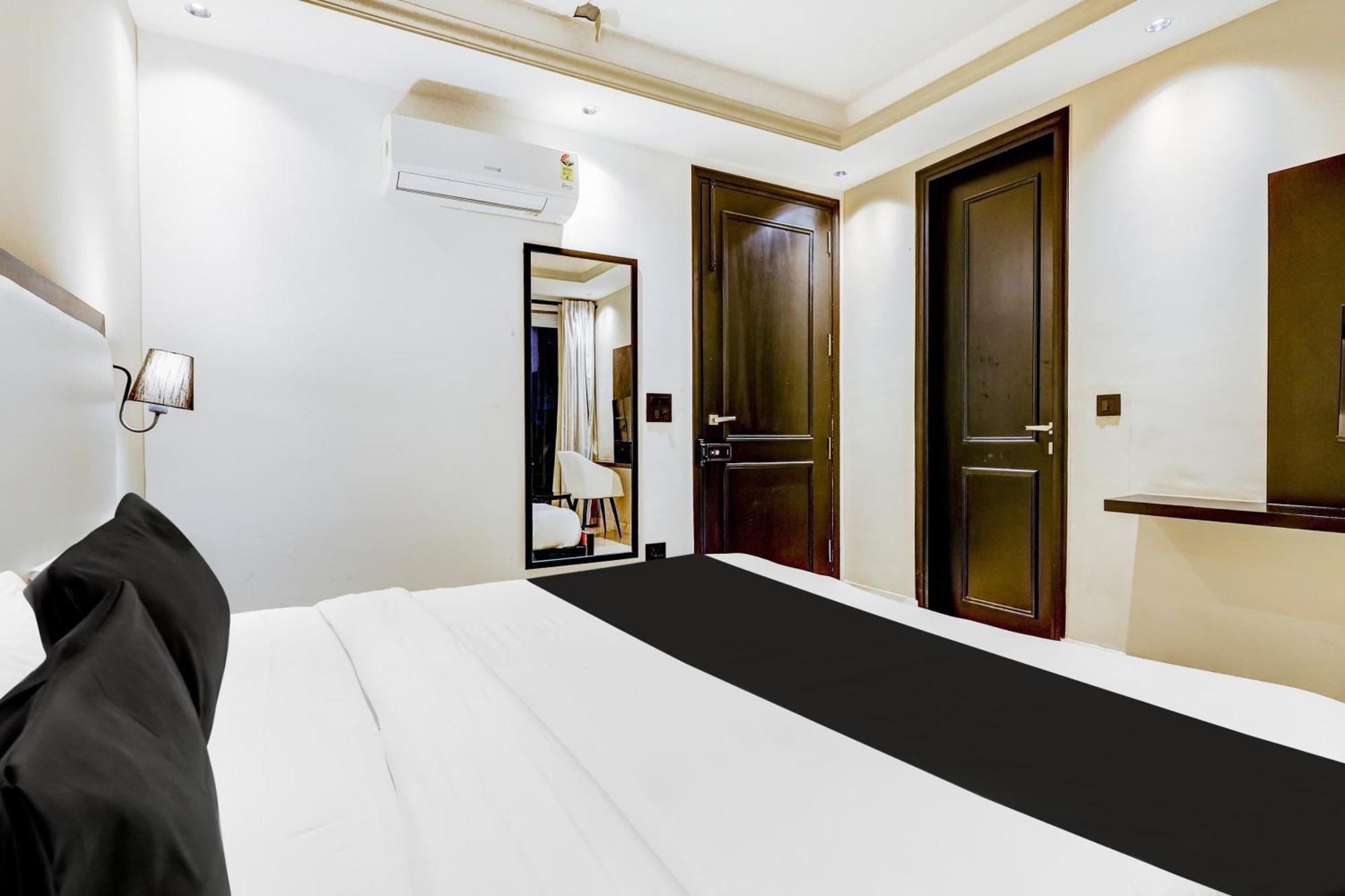 Отель Super Townhouse Oak Udyog Vihar Гургаон Экстерьер фото
