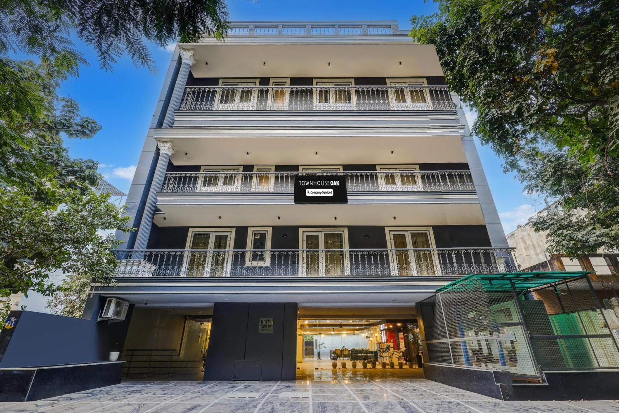 Отель Super Townhouse Oak Udyog Vihar Гургаон Экстерьер фото
