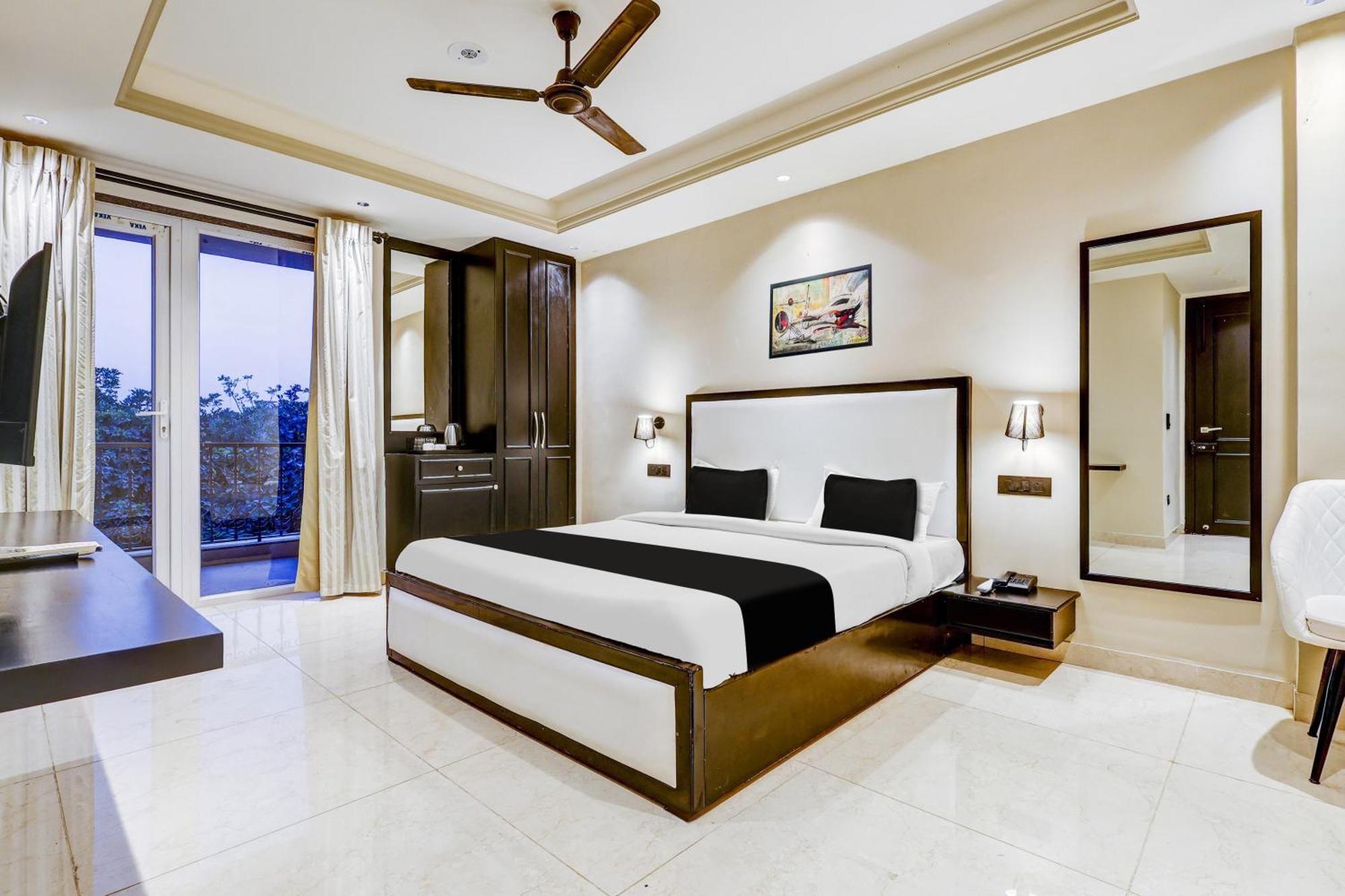 Отель Super Townhouse Oak Udyog Vihar Гургаон Экстерьер фото